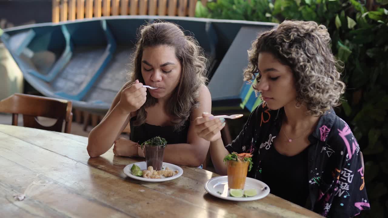 餐厅里吃巴西菜的女人视频素材
