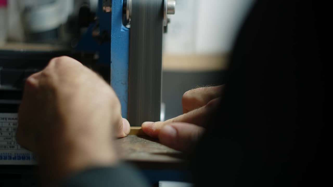 木匠使用带砂光机在他的车间处理小木材项目，4k 60p 10位视频素材