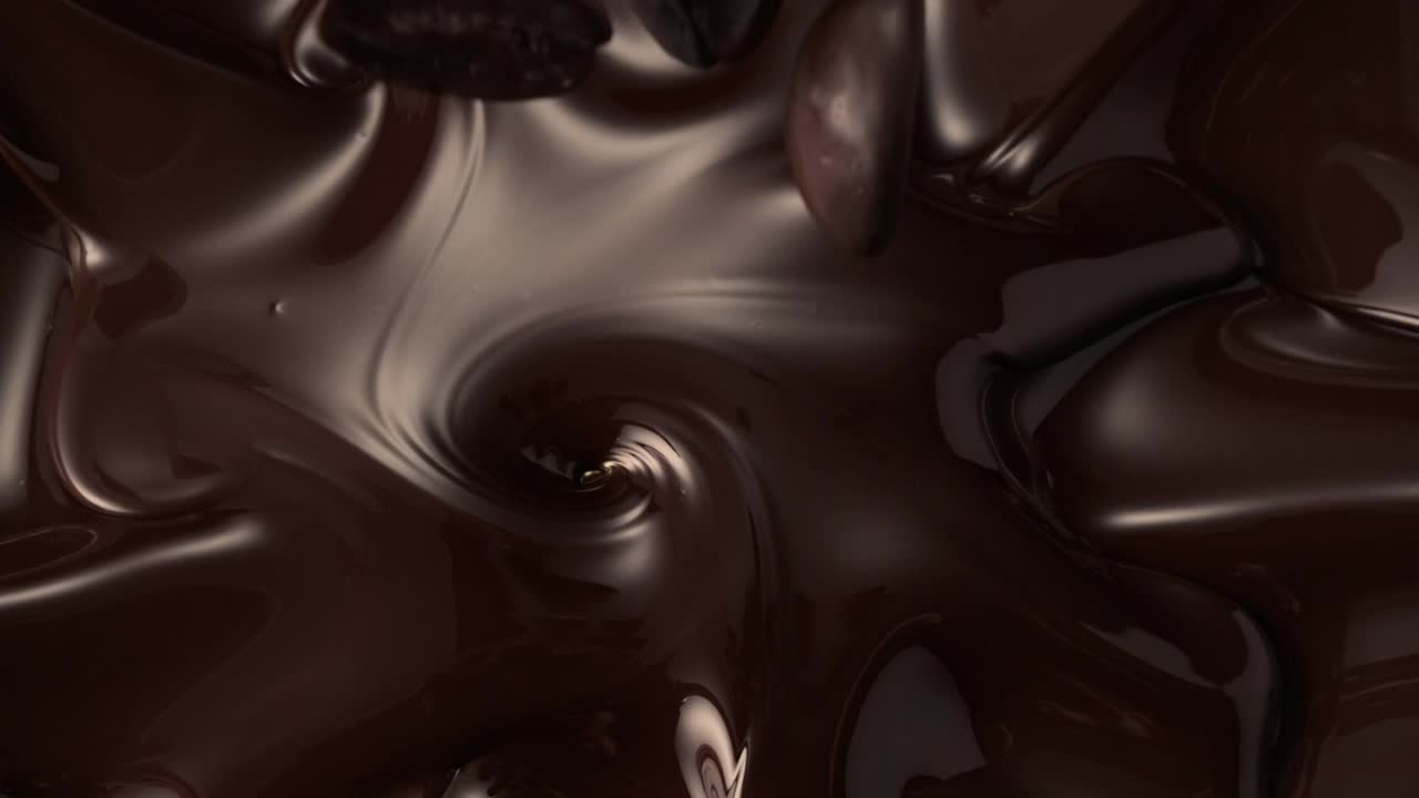 落入黑巧克力的咖啡豆视频素材