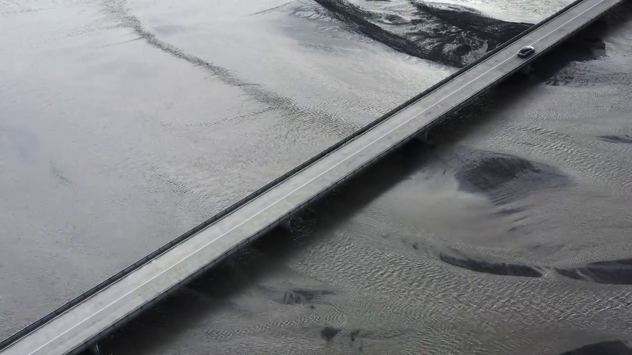 冰岛，无人机拍下了河上过桥的汽车视频下载