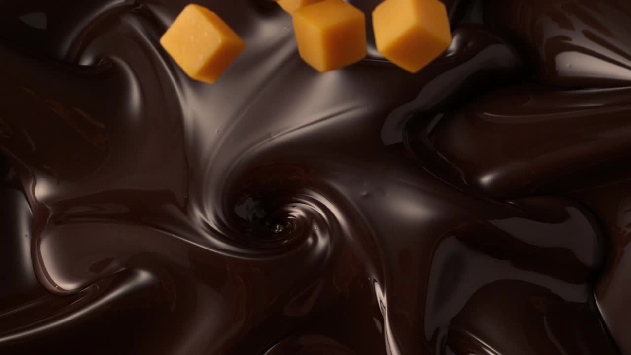 焦糖块落入黑巧克力视频下载
