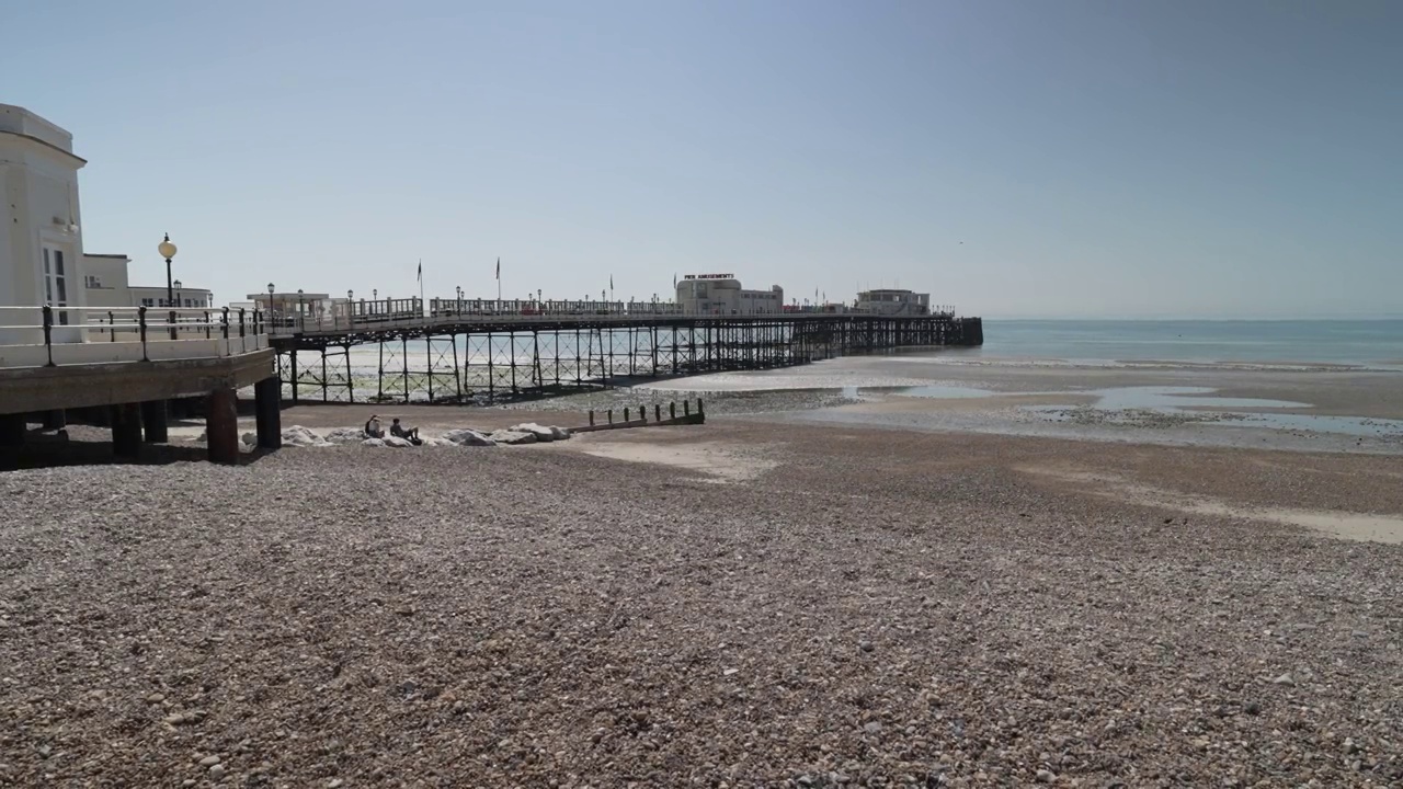 海滩和Worthing码头在夏天，Worthing，西苏塞克斯，英格兰，英国，欧洲视频素材
