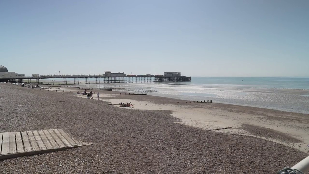 海滩，Worthing码头和摩天轮在夏天，Worthing，西苏塞克斯，英格兰，英国，欧洲视频下载