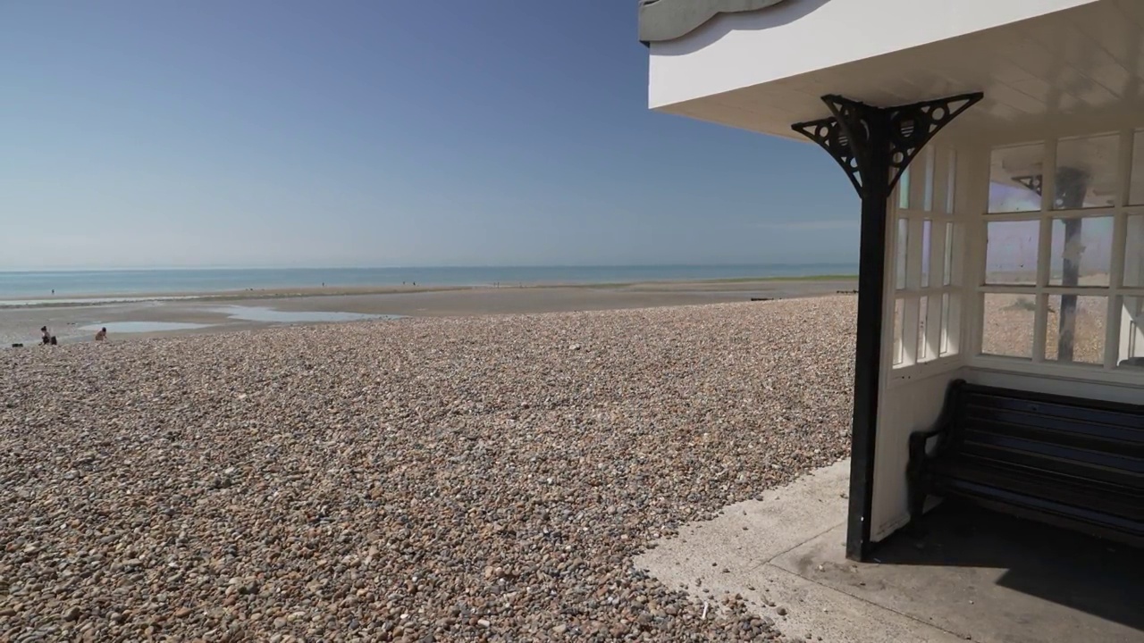 海滩和海滩小屋(庇护所)夏天，Worthing，西苏塞克斯，英格兰，英国，欧洲视频素材