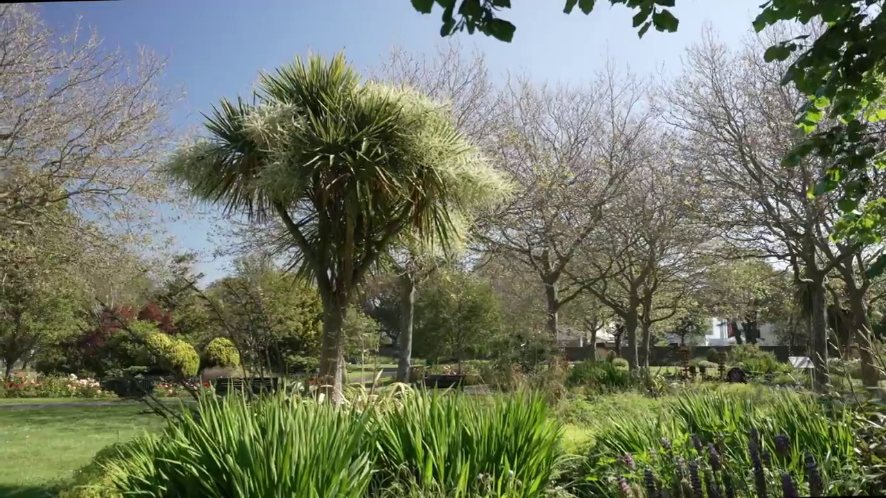 海滩别墅公园在阳光明媚的日子，Worthing，西苏塞克斯，英格兰，英国，欧洲视频下载