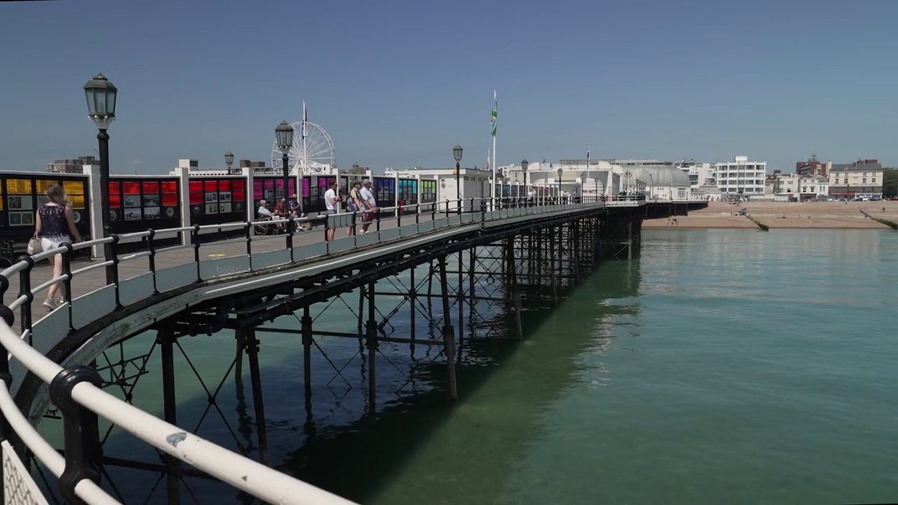 海滩和小镇从Worthing码头在夏天，Worthing，西苏塞克斯，英格兰，英国，欧洲视频下载