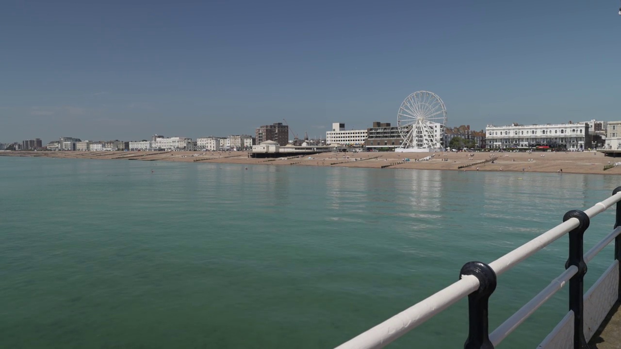 海滩和小镇从Worthing码头在夏天，Worthing，西苏塞克斯，英格兰，英国，欧洲视频下载