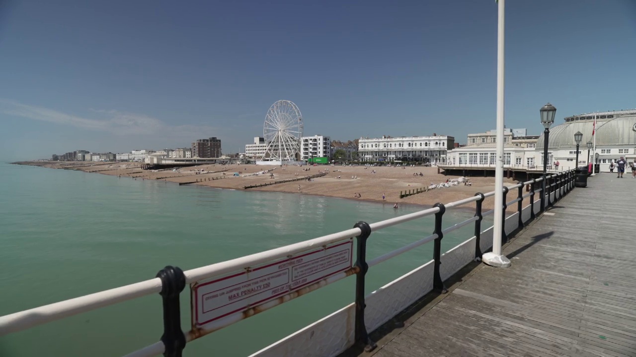 在夏天，英国，英国，欧洲，西苏塞克斯，Worthing码头，海滩和城镇作为背景视频素材