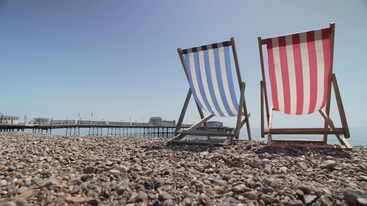 夏天在海滩和Worthing码头的躺椅，Worthing，西苏塞克斯，英格兰，英国，欧洲视频下载