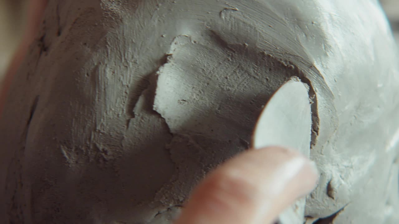 女艺术家雕刻头部粘土视频下载