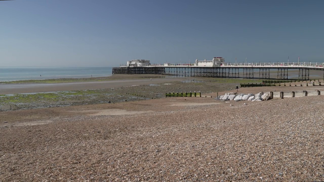 海滩望向Worthing码头在夏天，Worthing，西苏塞克斯，英格兰，英国，欧洲视频素材
