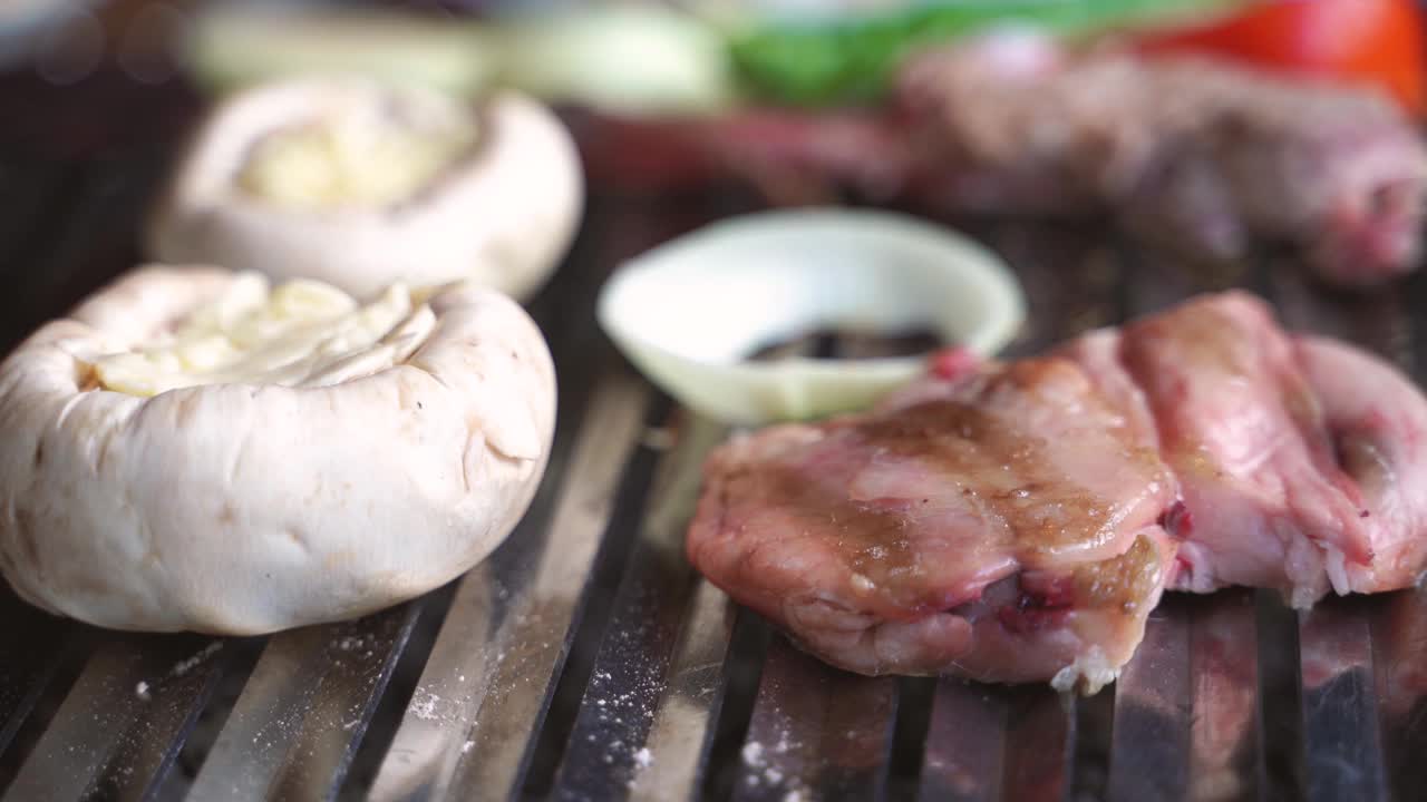 烤腰子牛排配蘑菇视频素材