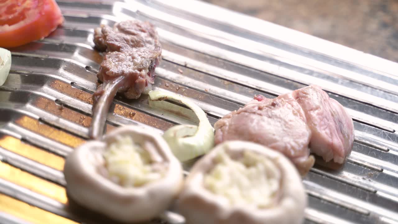 烤肉排配蘑菇视频素材