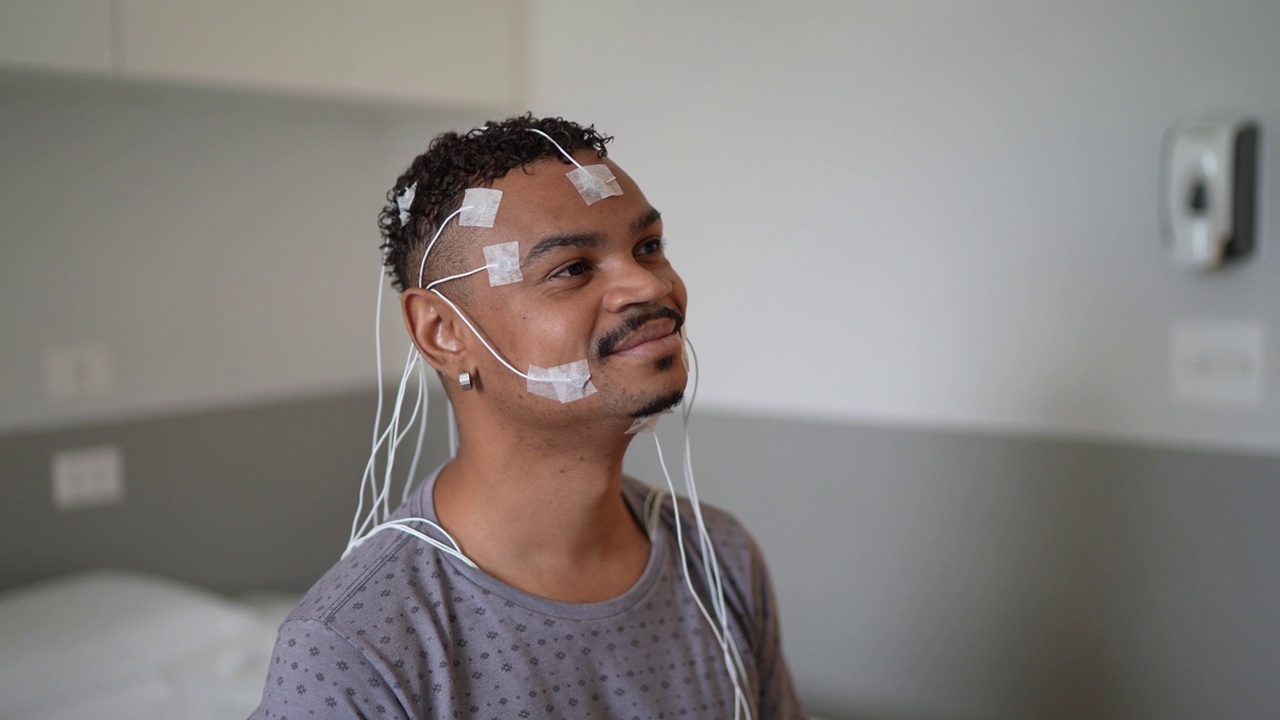 一名病人的肖像，他头上戴着电极，准备接受体检视频素材