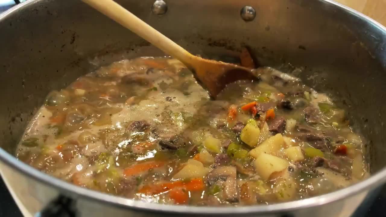美味的鹿肉炖菜在家庭厨房搅拌新鲜的有机蔬菜和肉类视频系列视频下载