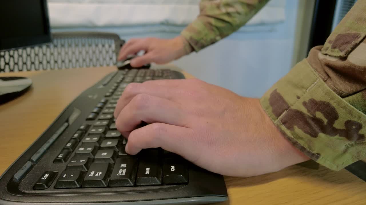国家警卫军官在工作空间中伪装使用通信技术军事人员视频系列视频素材