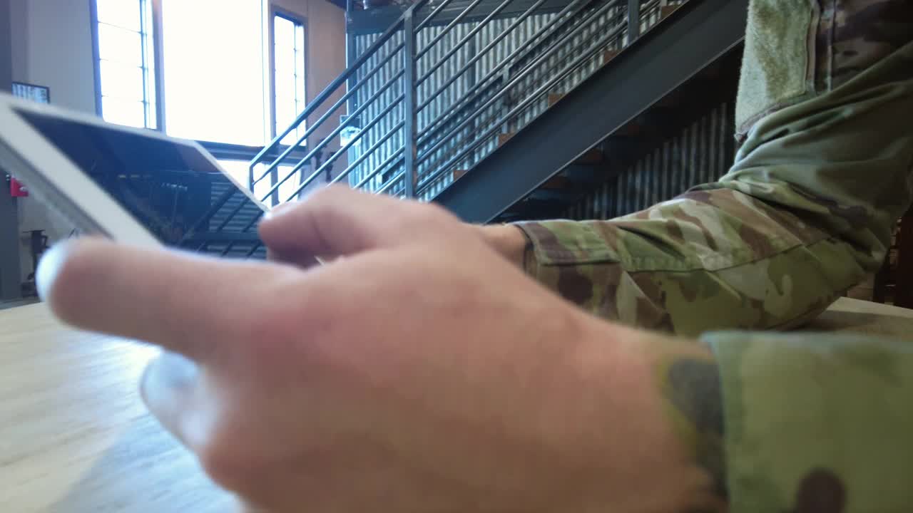 国家警卫军官在工作空间中伪装使用通信技术军事人员视频系列视频素材