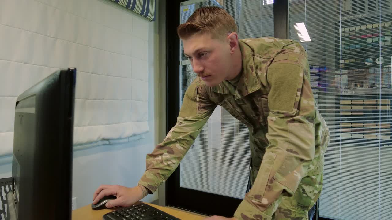 国家警卫军官在工作空间中伪装使用通信技术军事人员视频系列视频下载