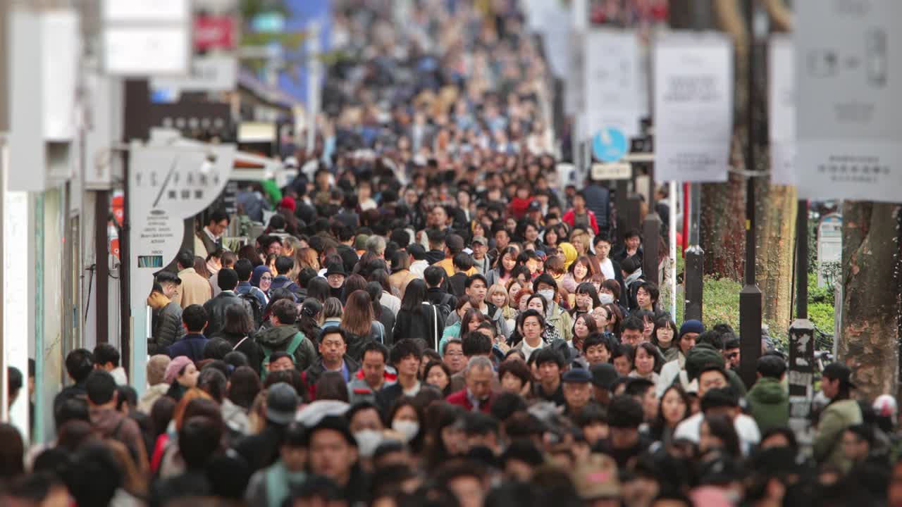 拥挤的人群聚集在东京原宿区的购物街上视频下载
