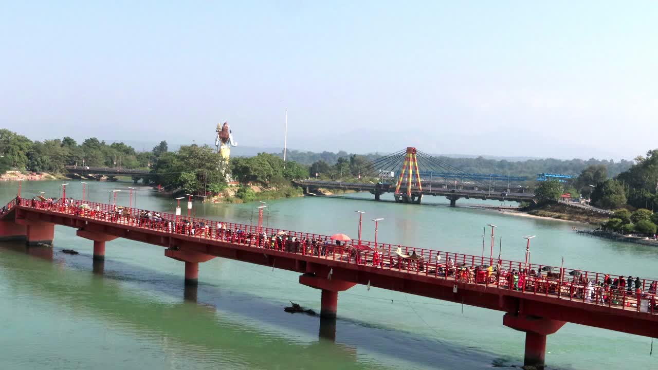 印度北阿坎德邦哈德瓦的大桥上挤满了人视频下载