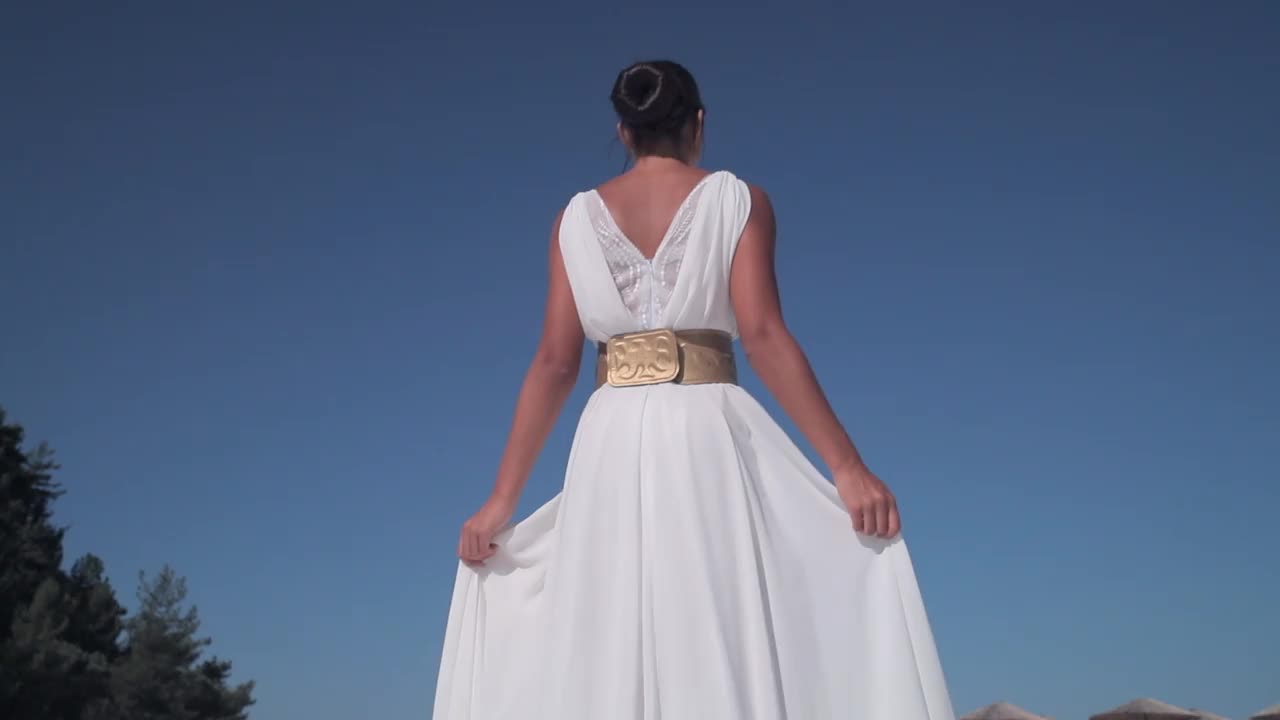 美丽的年轻时装模特漫步在白色飘动的设计师夏季连衣裙视频下载