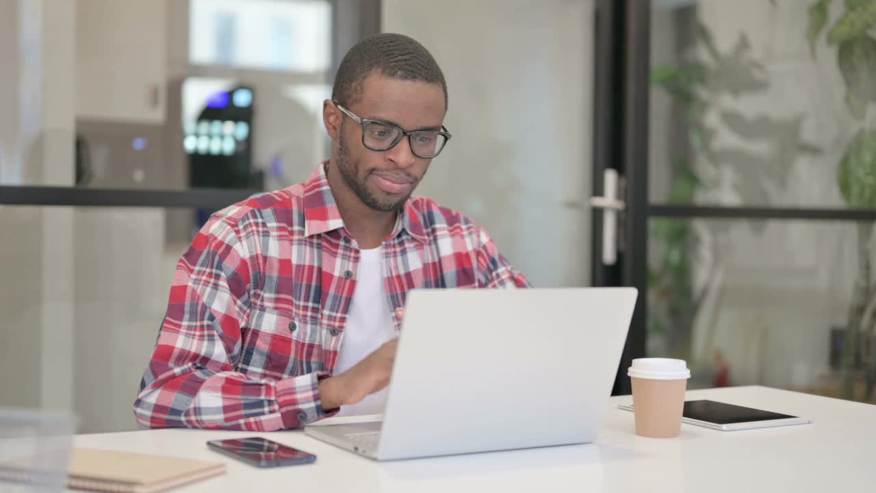 非洲男子在笔记本电脑上进行视频聊天视频素材