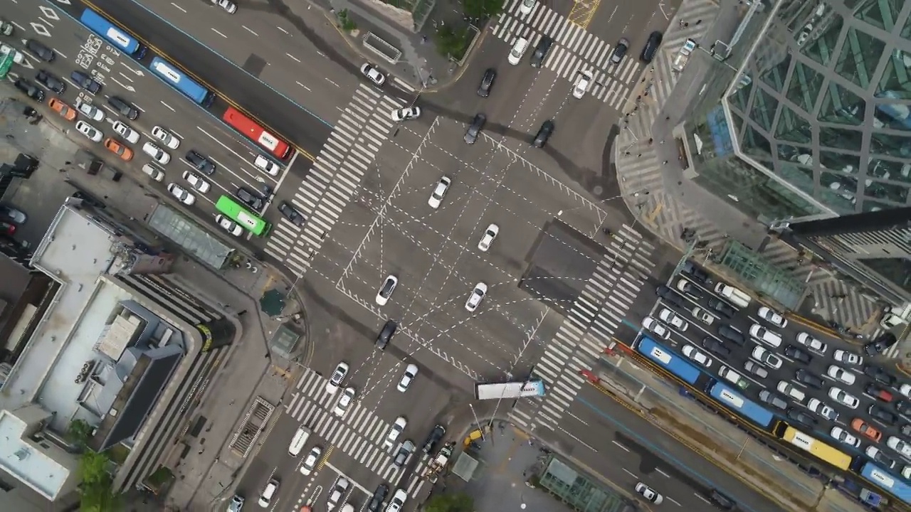 韩国首尔江南区教保塔十字路口和江南大路附近的摩天大楼上行驶的汽车视频下载