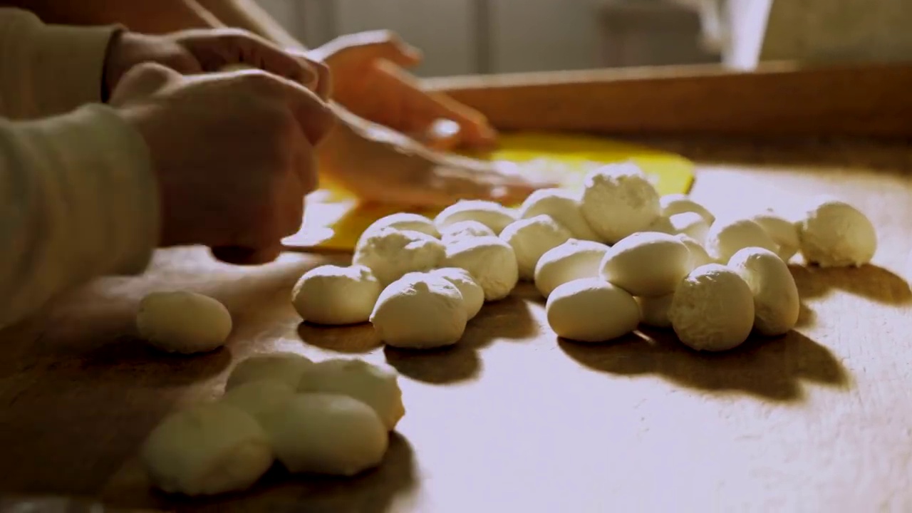 熟练的面包师，一起在面包房做小圆面包视频素材