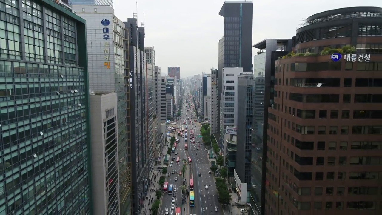 韩国首尔江南区江南大路附近的汽车和摩天大楼视频下载
