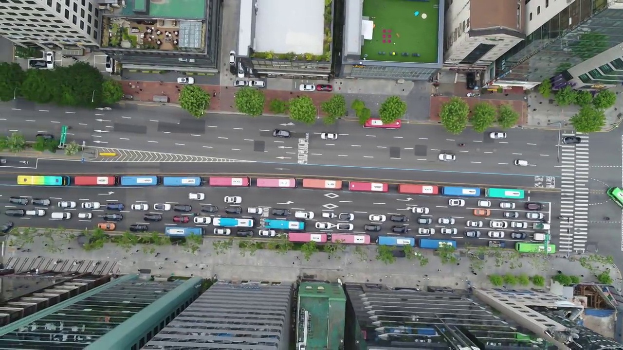 韩国首尔，市中心/江南区摩天大楼和汽车的景色视频下载