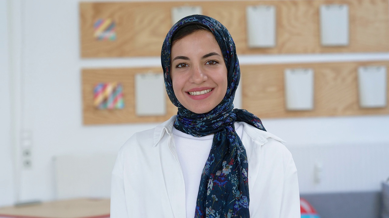 一幅中东女商人的肖像，戴着头巾站在办公室里视频素材