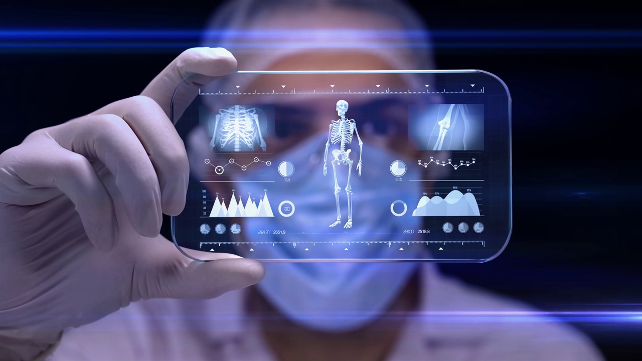 戴着白手套的科学家正在检查来自数字屏幕的数据。虚拟现实让医生戴上了口罩。HUD图形用户界面。4 k分辨率的视频。视频下载