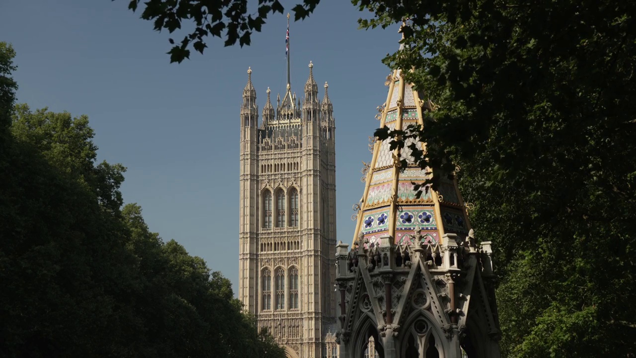维多利亚塔和巴克斯顿纪念喷泉来自维多利亚塔花园南部，威斯敏斯特，伦敦，英国，欧洲视频素材