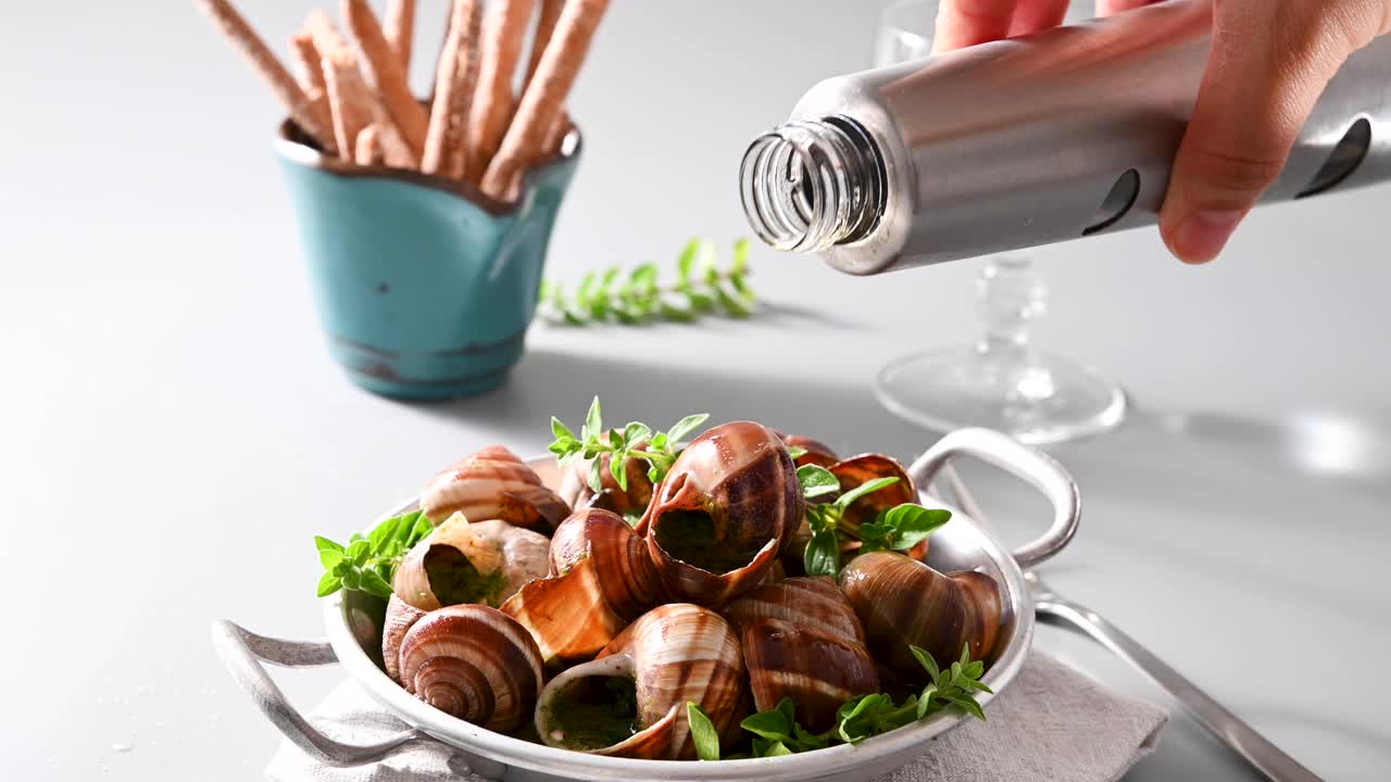 烤蜗牛，烤海鲜配香蒜沙司。法国菜。垂直视频，非常适合社交媒体和智能手机视频素材