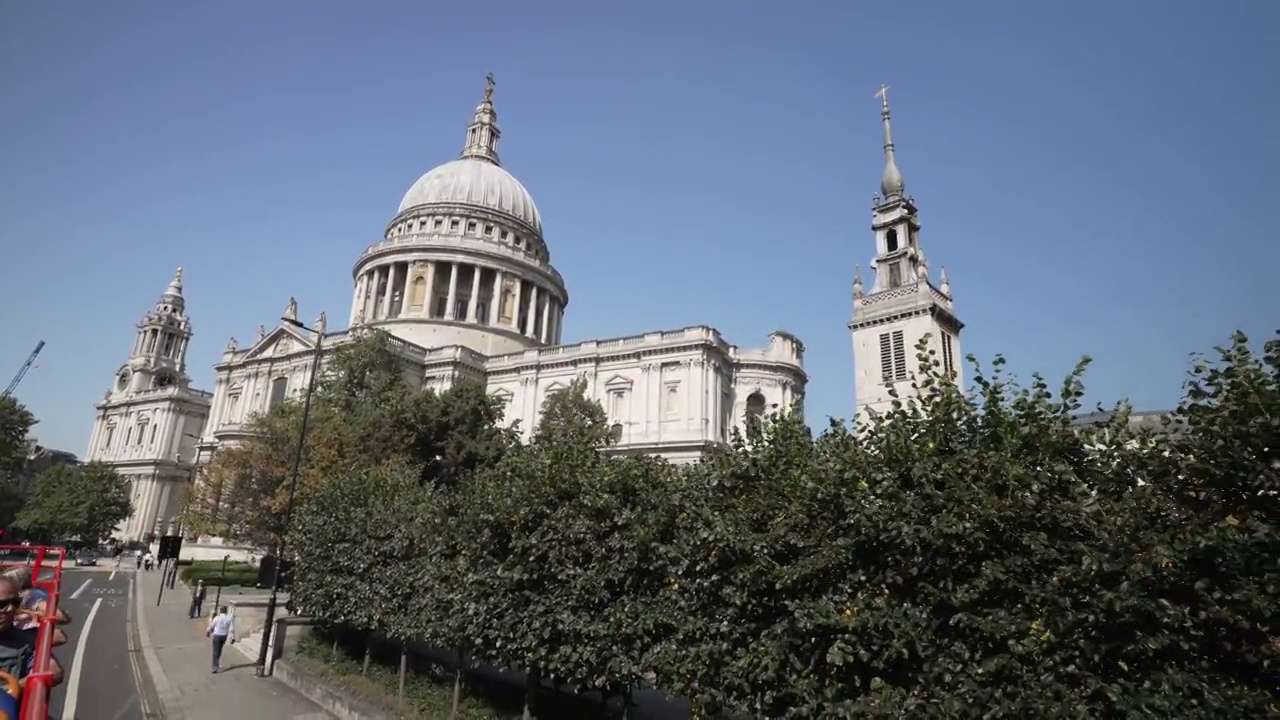 圣保罗大教堂从敞篷巴士，伦敦，英格兰，英国，欧洲视频素材