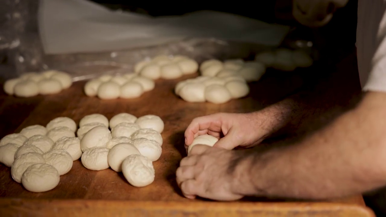 面目全非的面包师，在面包房的厨房里制作小面包视频素材