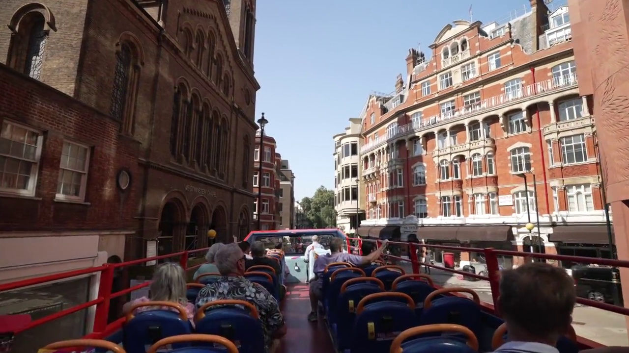 维多利亚车站附近的伦敦街道和乘客在敞篷巴士，伦敦，英格兰，英国，欧洲视频下载