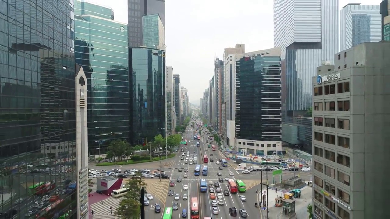 江南站十字路口的车辆和江南区大鹤路附近的摩天大楼。韩国首尔视频下载