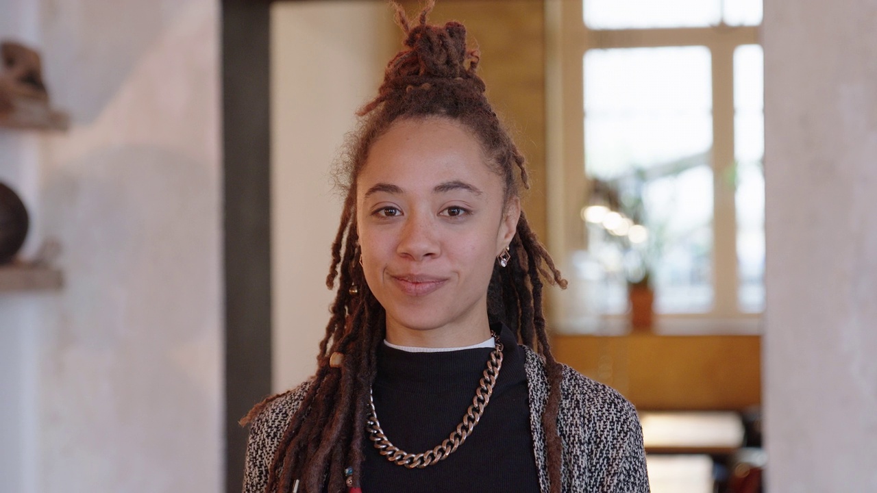 一个年轻的混血妇女站在咖啡馆里的肖像视频下载