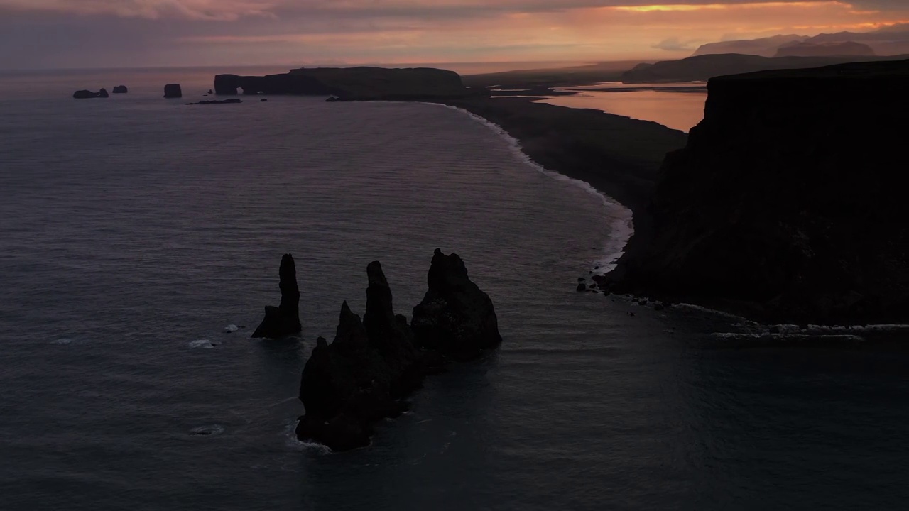 无人机拍摄的照片显示，日落时的玄武岩柱和Reynisfjara黑色沙滩，冰岛维克视频下载