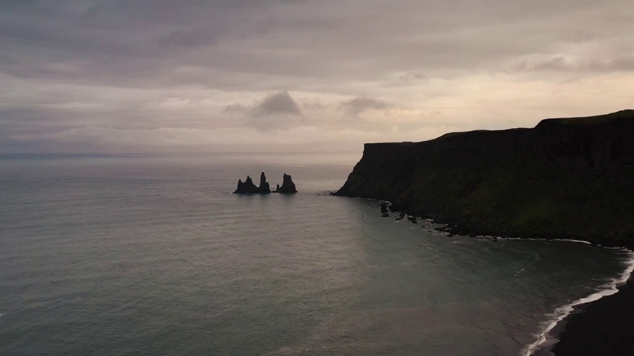 无人机视频向上移动，飞向冰岛维克海岸的玄武岩柱视频下载