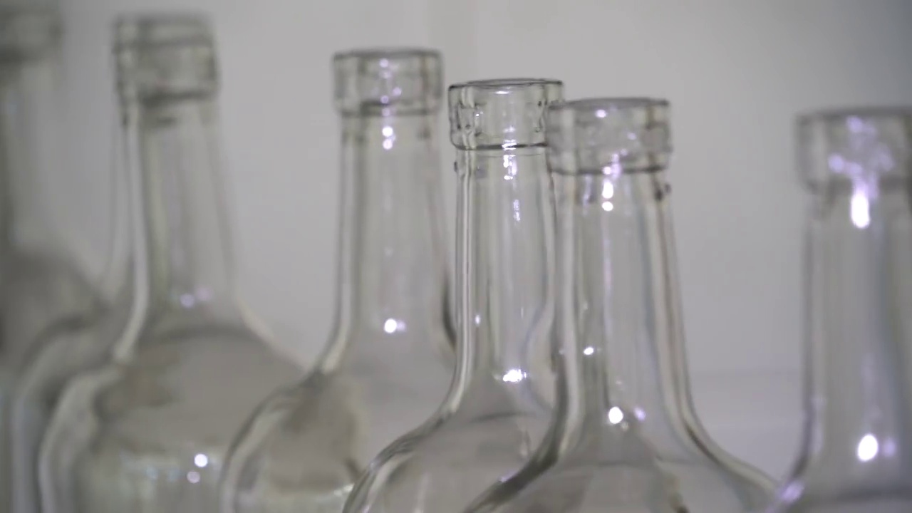 葡萄酒生产工厂。装瓶生产线上的空玻璃瓶。视频下载