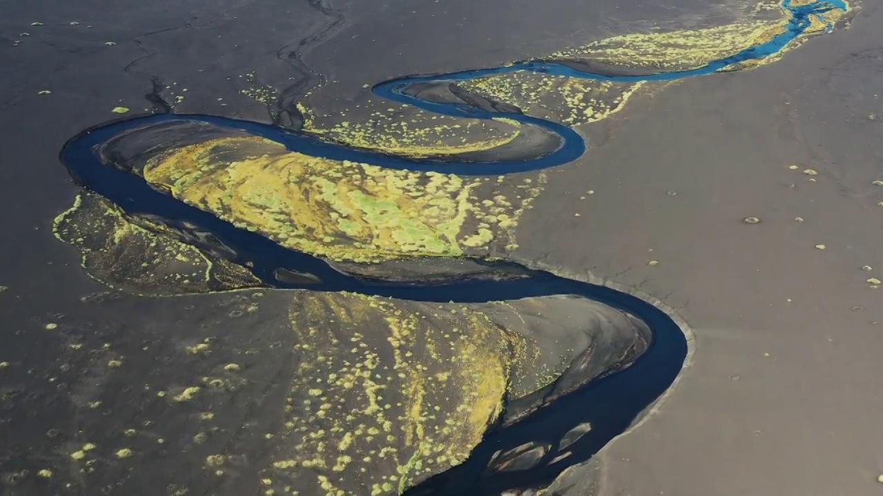 无人机视频飞向冰岛火山景观中蜿蜒的河流视频下载