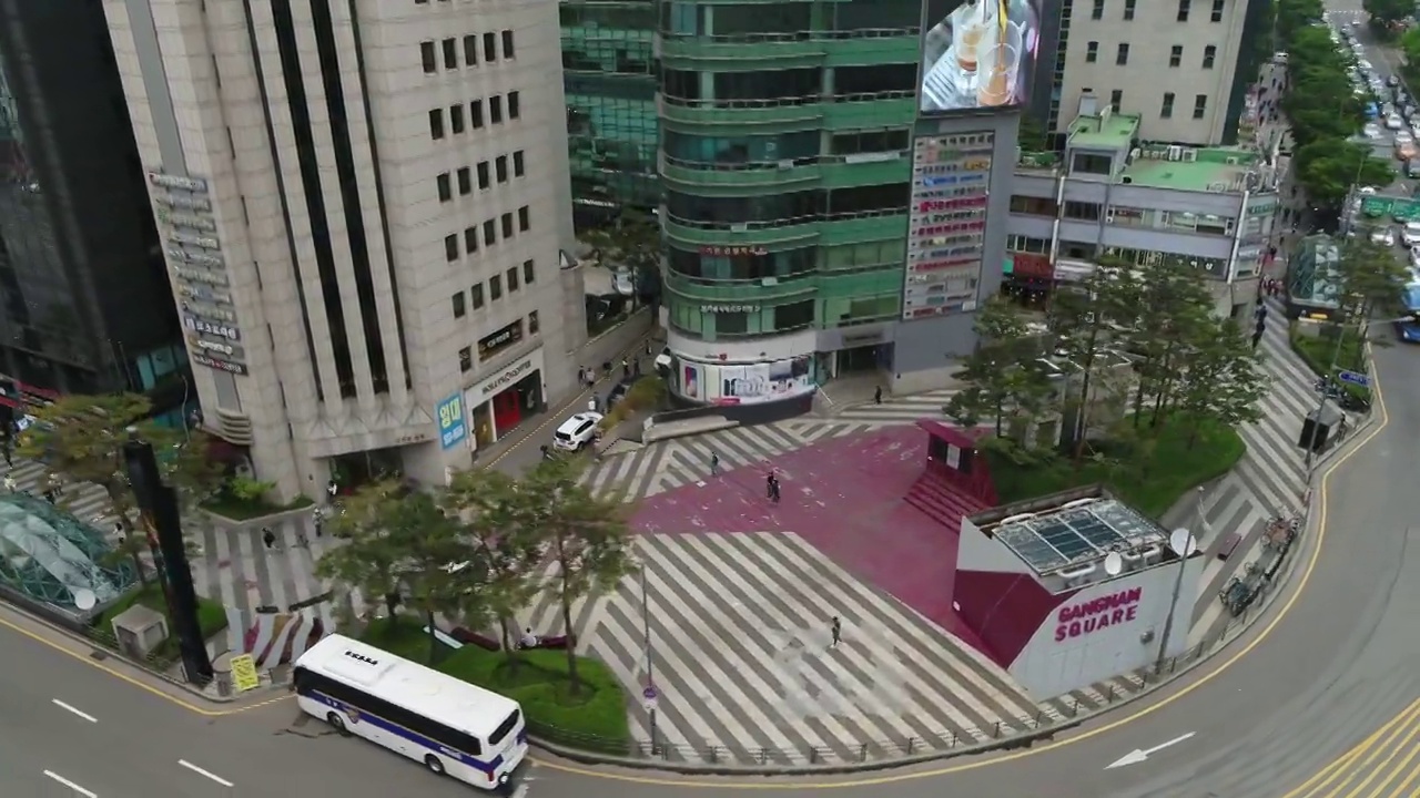 韩国首尔江南区瑞草大路和Taheran路附近的摩天大楼和汽车视频下载