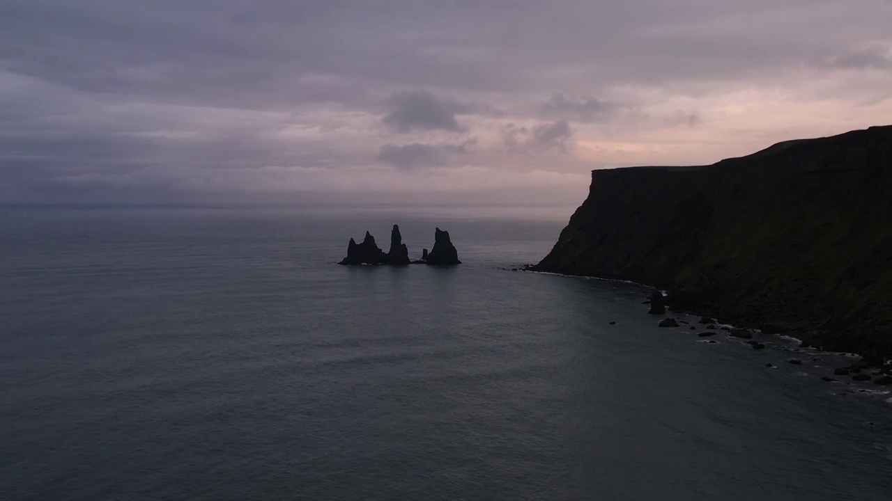 空中拍摄，冰岛，维克，玄武岩柱视频下载