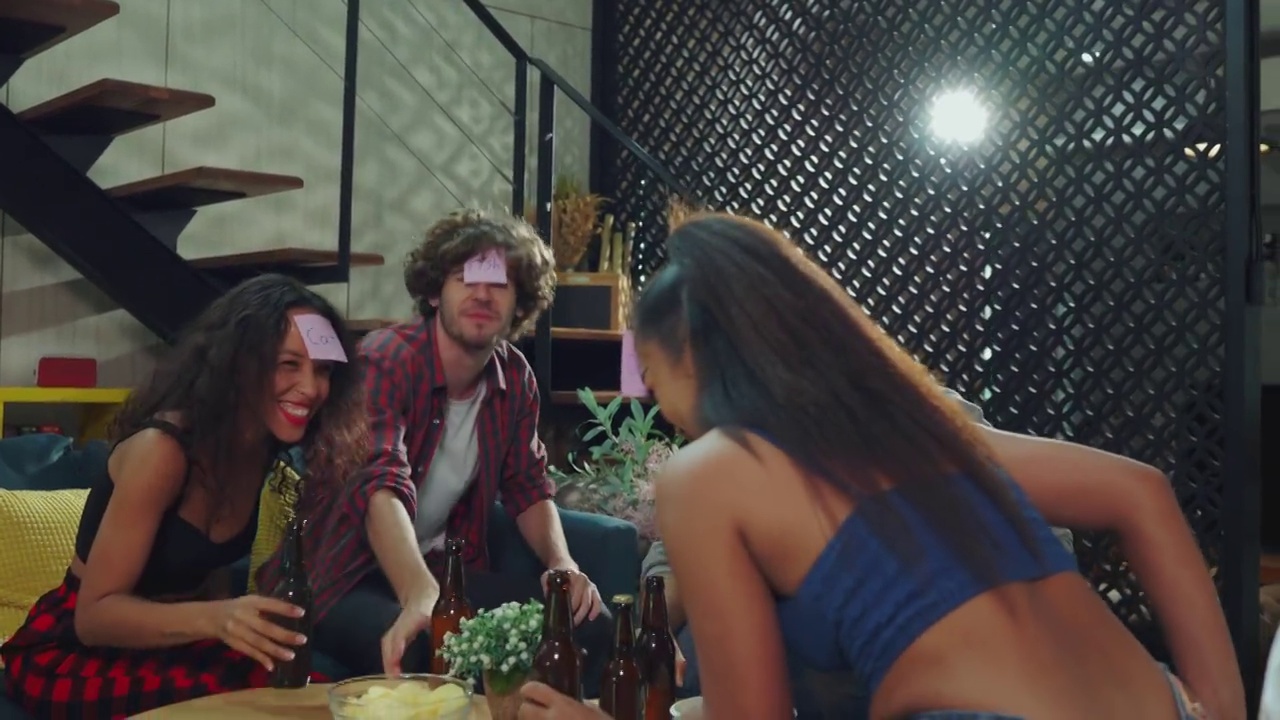 一群形形色色的人在晚会上碰碰啤酒瓶。视频素材