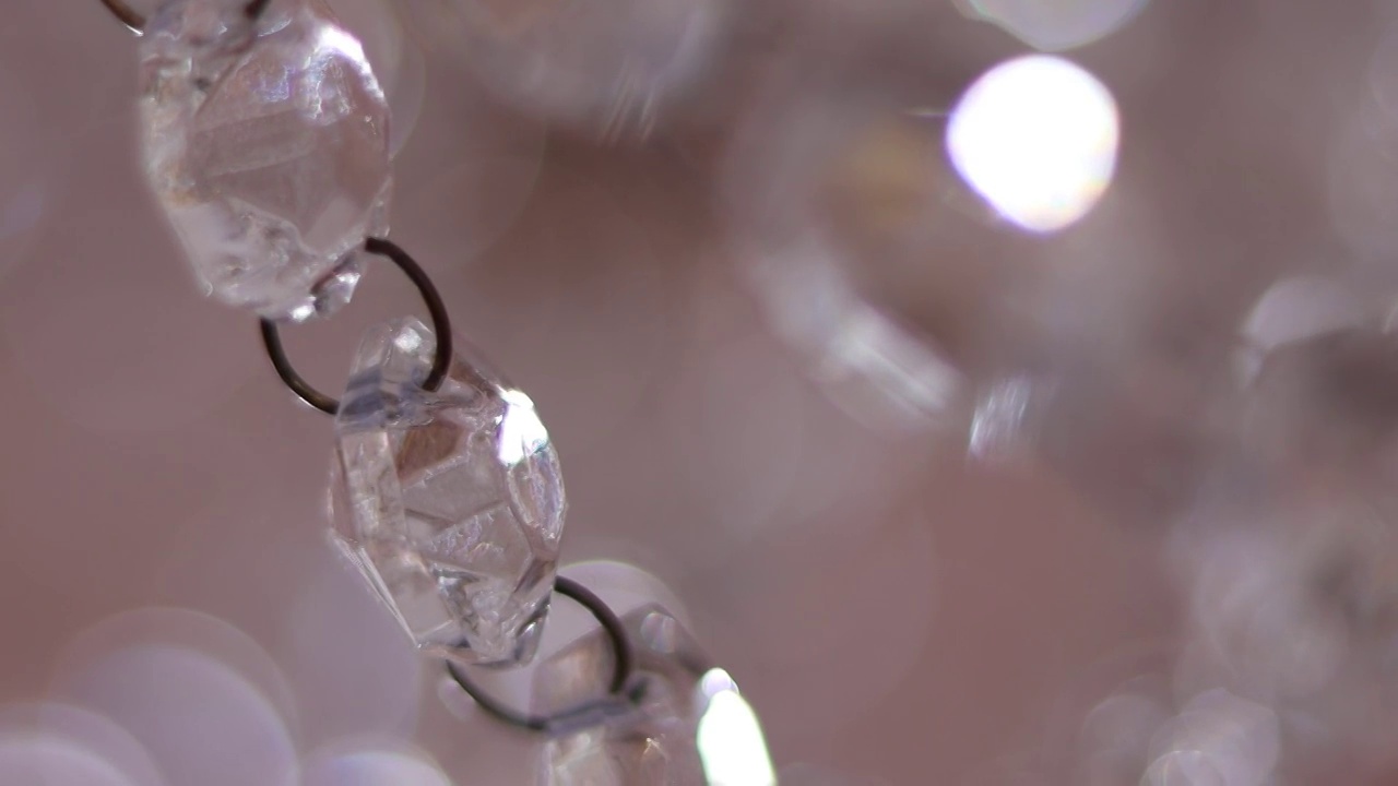 美丽豪华水晶吊灯与温柔的散景视频素材