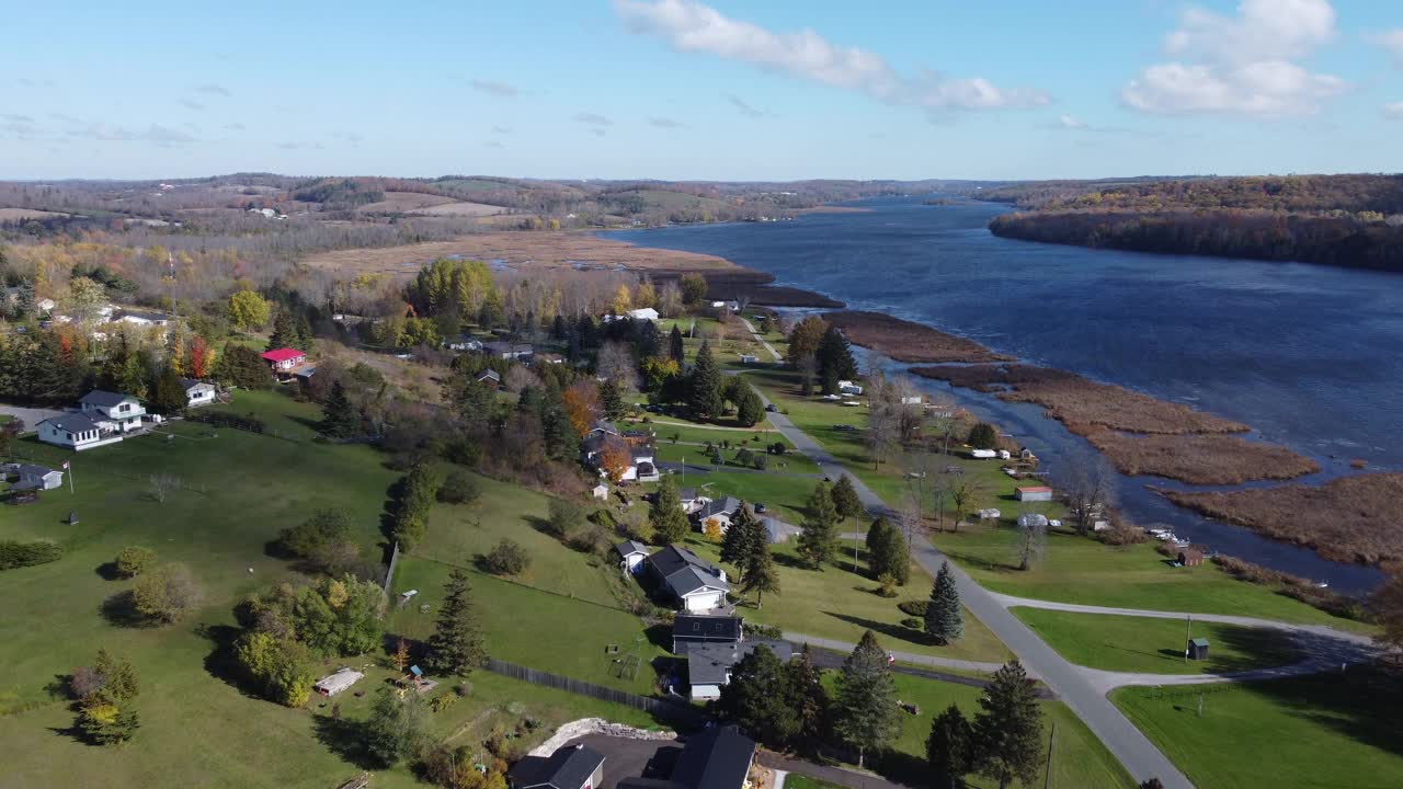 加拿大魁北克省，劳伦蒂安秋季日落景观鸟瞰图视频素材
