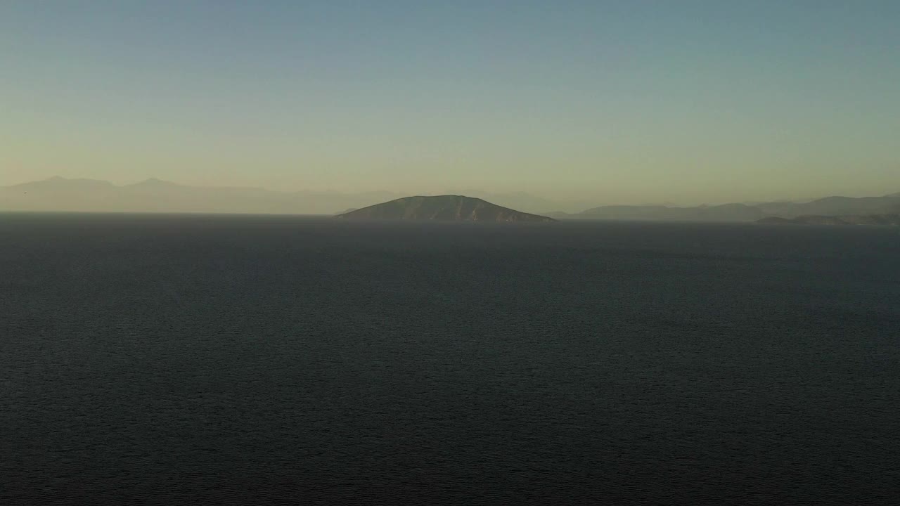 希腊克拉尼迪伯罗奔尼撒半岛地区爱琴海上空的夕阳视频下载