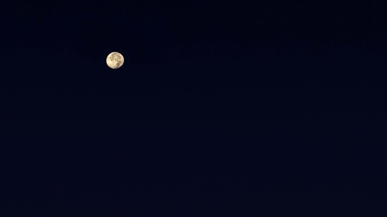 漆黑的天空上的一轮圆月视频素材